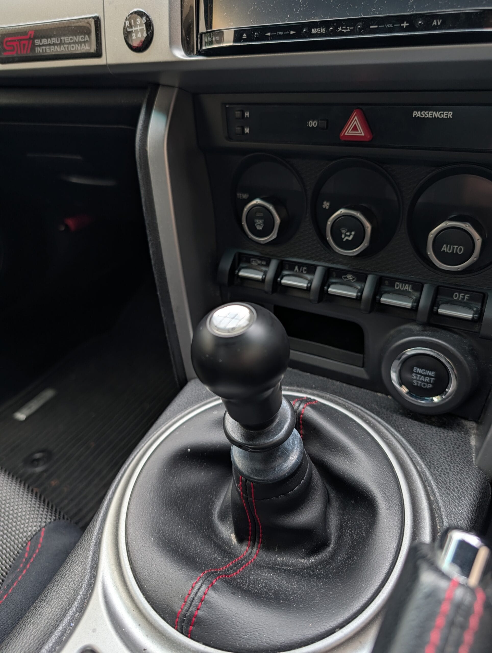 BRZ（ZC6）のコックピット。CUSCOのシフトノブと6速MTのHパターン、STIプレート