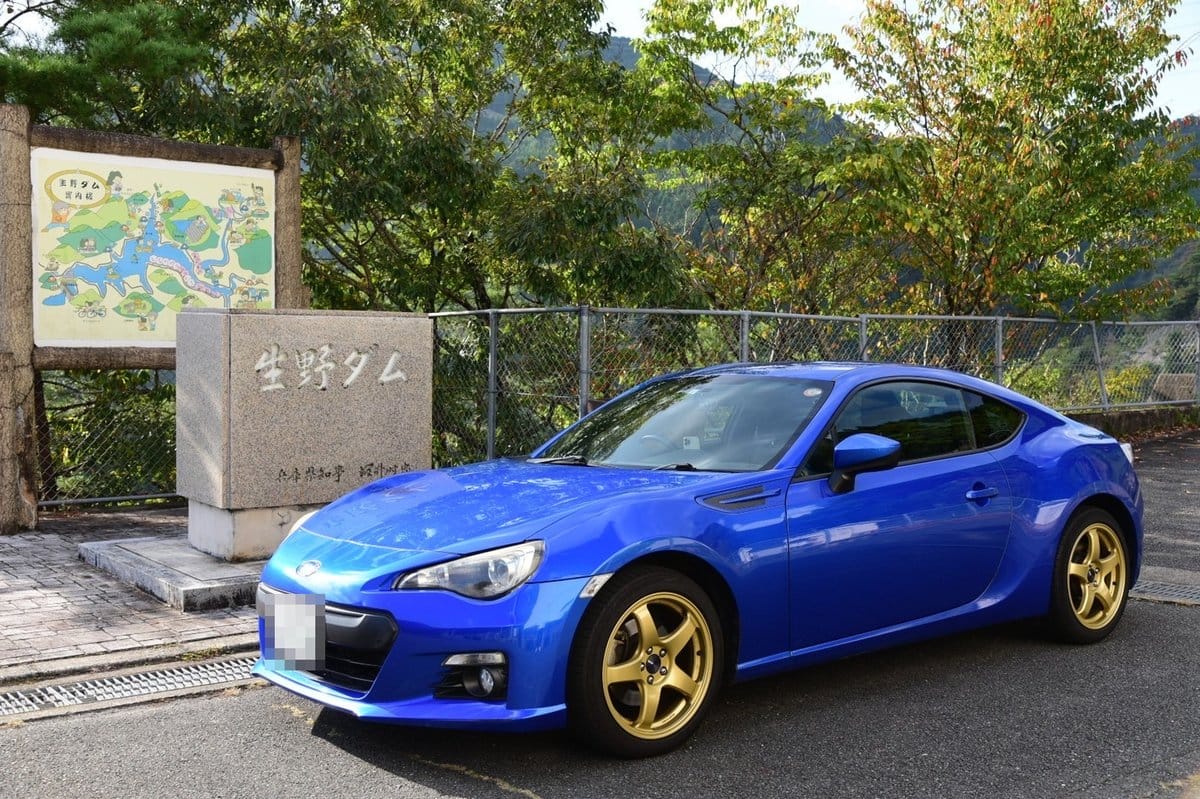 スバルBRZ（ZC6）の外観。WRブルーのボディにゴールドのホイール