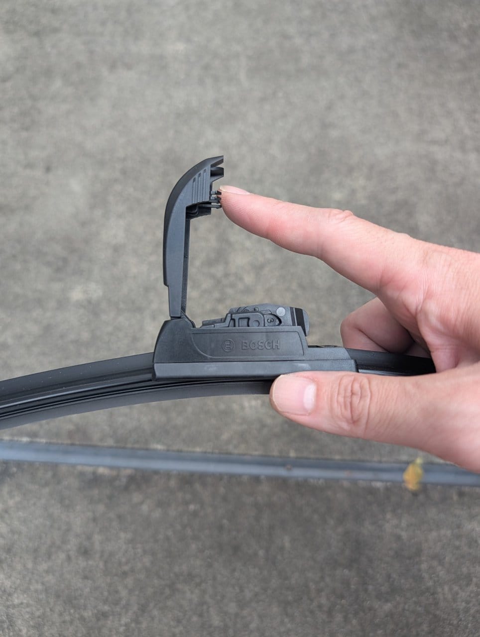 BOSCHエアロツインのアダプターカバーを起こした状態