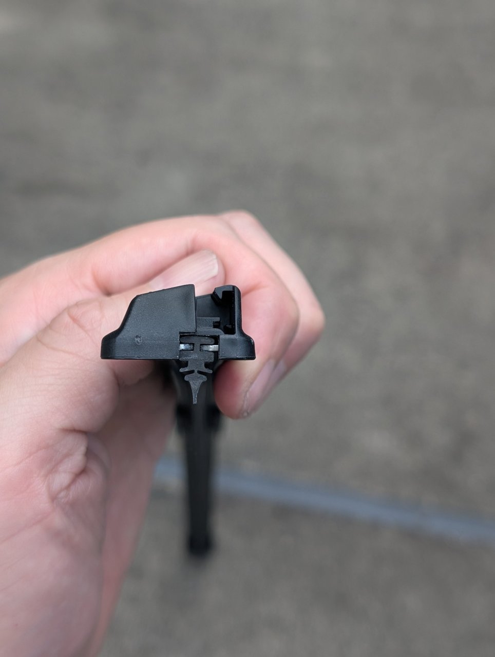 BOSCHエアロツインの断面。ゴムと金属レールが見える