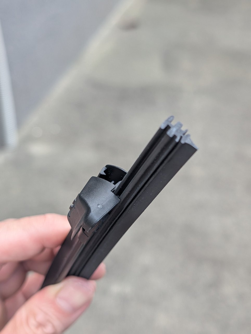 BOSCHエアロツインのゴムとレールの端部